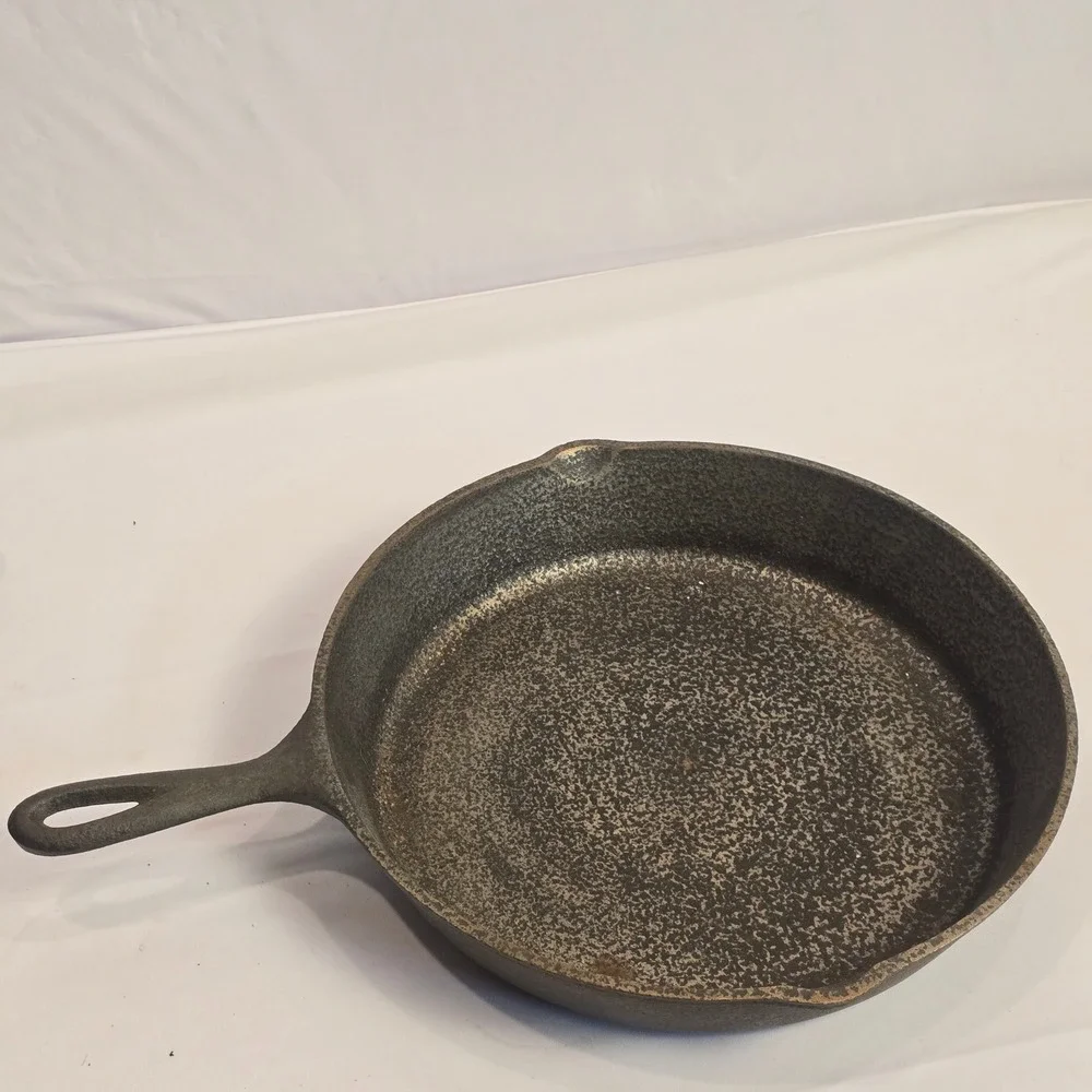 Vintage Unmarked Cast Iron Skillet‎ 10.5 Inch Round Pan with Heat Ring No 8